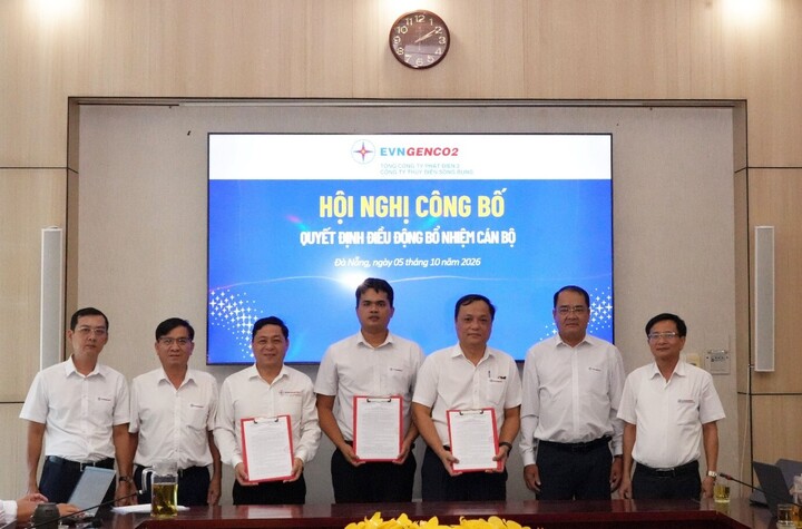 Các đồng chí được điều động, bổ nhiệm chụp ảnh lưu niệm cùng Ban Lãnh đạo Công ty