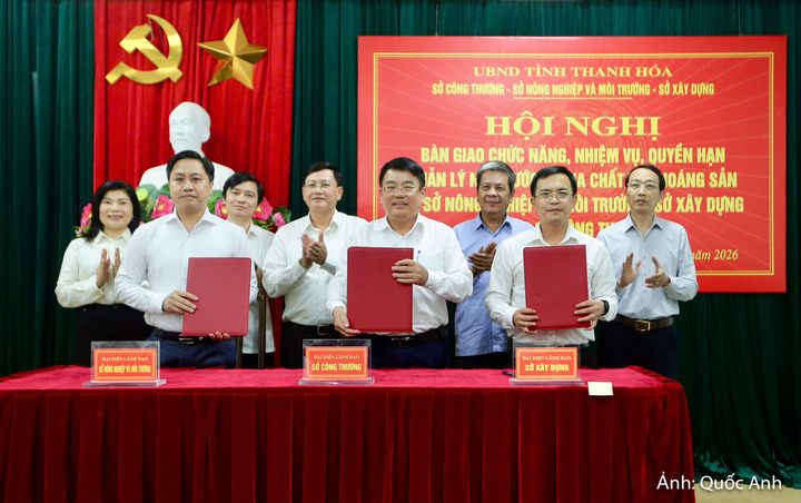 Đại diện Sở Công Thương, Sở Xây dựng và Sở Nông nghiệp và Môi trường ký quyết định bàn giao chức năng, nhiệm vụ, quyền hạn quản lý nhà nước về địa chất và khoáng sản.