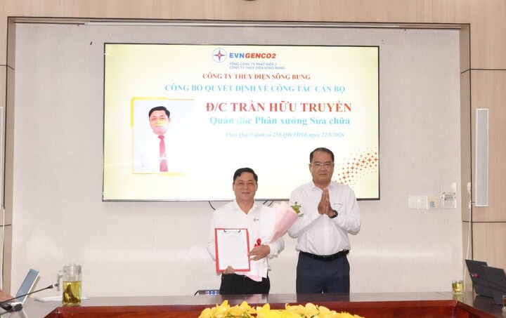 Ông Nguyễn Thành Trung – Bí thư Đảng ủy, giám đốc Công ty trao quyết định và tặng hoa chúc mừng đồng chí Trần Hữu Truyền