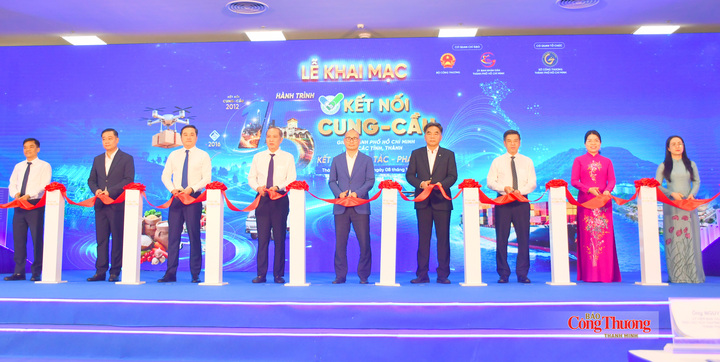Thứ trưởng Bộ Công Thương Lương Hoàng Thái, lãnh đạo TP. Hồ Chí Minh và các đại biểu thực hiện nghi thức cắt băng khai mạc sự kiện.