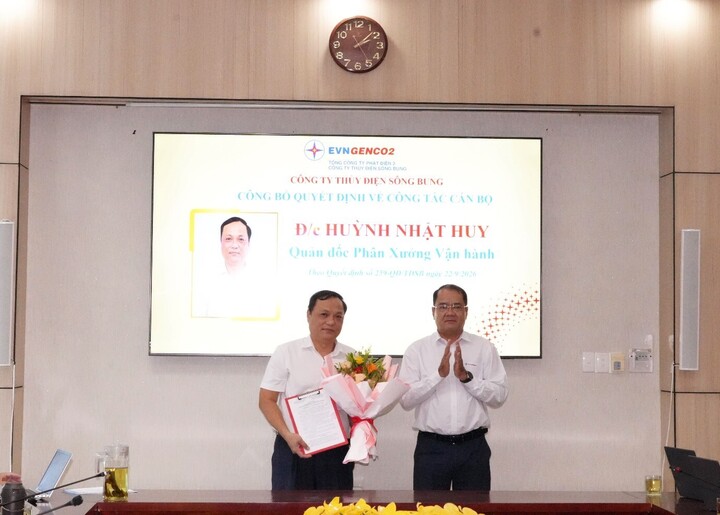 Ông Nguyễn Thành Trung, Bí thư Đảng ủy, Giám đốc Công ty trao quyết định và tặng hoa chúc mừng đồng chí Huỳnh Nhật Huy.
