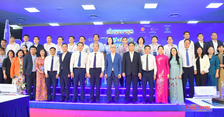 Thứ trưởng Bộ Công Thương Lương Hoàng Thái (đứng giữa), lãnh đạo TP. Hồ Chí Minh và các đại biểu tham dự sự kiện.