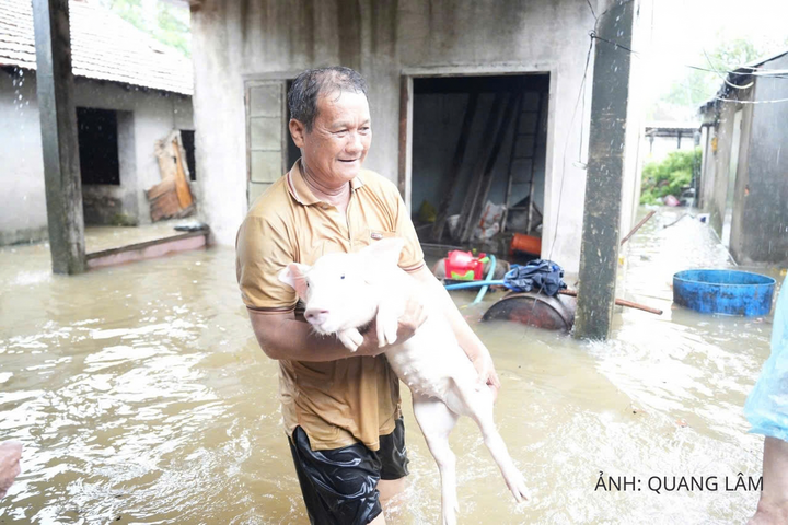 Người dân di chuyển tài sản sang nơi khác để tránh ngập.