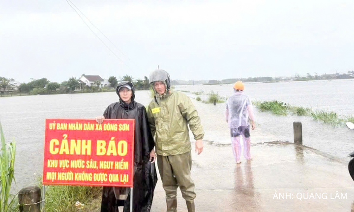 Tại các điểm ngập sâu, chính quyền địa phương đã giăng dây, đặt biển cảnh báo không cho người dân qua lại nơi nguy hiểm.