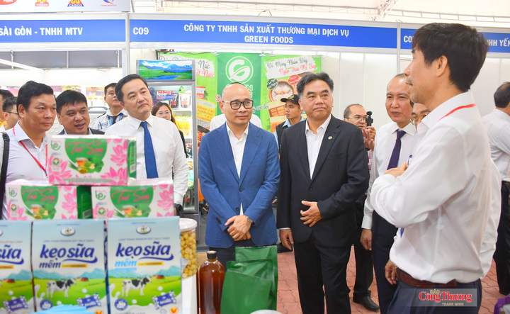 Doanh nghiệp giới thiệu sản phẩm với Thứ trưởng Bộ Công Thương Lương Hoàng Thái, lãnh đạo TP. Hồ Chí Minh và các đại biểu tham quan khu kết nối cung - cầu tại sự kiện.