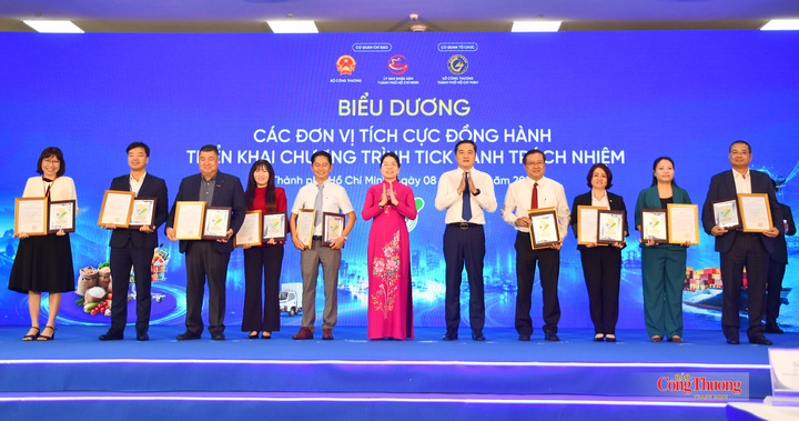 UBND TP. Hồ Chí Minh trao thư khen cho Sở Công Thương các tỉnh, thành và doanh nghiệp, hệ thống phân phối đã tích cực tham gia và có nhiều đóng góp quan trọng vào thành công của "Hành trình 15 năm Kết nối cung - cầu giữa TP. Hồ Chí Minh và các tỉnh thành" tại sự kiện.