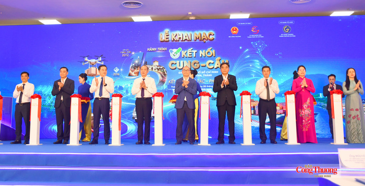 Thứ trưởng Bộ Công Thương Lương Hoàng Thái, lãnh đạo TP. Hồ Chí Minh và các đại biểu thực hiện nghi thức cắt băng khai mạc sự kiện.