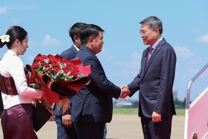 Lễ đón Thủ tướng Chính phủ Lê Minh Hưng tại sân bay Thủ đô Vientiane.