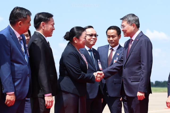 Quan chức Lào đón Thủ tướng Chính phủ Lê Minh Hưng tại sân bay.