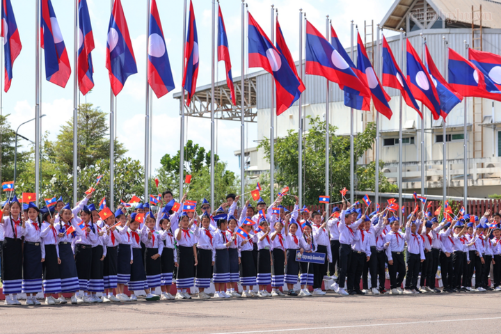 Các em học sinh Lào đón chào Thủ tướng Chính phủ Lê Minh Hưng.