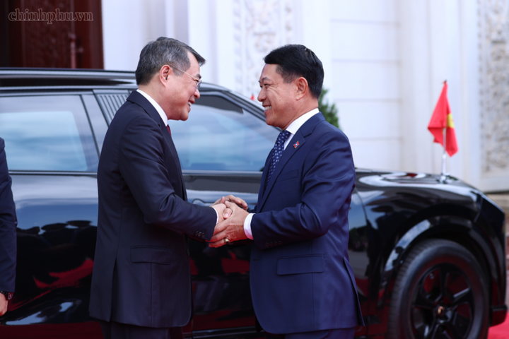 Thủ tướng Lào Saleumxay Kommasith đón Thủ tướng Lê Minh Hưng.