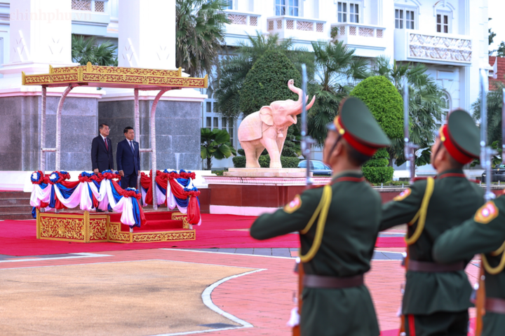 Thủ tướng Chính phủ Lào Saleumxay Kommasith chủ trì lễ đón chính thức Thủ tướng Chính phủ Lê Minh Hưng và Đoàn đại biểu cấp cao Việt Nam.