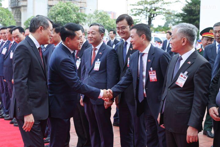 Thủ tướng Lê Minh Hưng giới thiệu với Thủ tướng Lào thành phần phía Việt Nam.