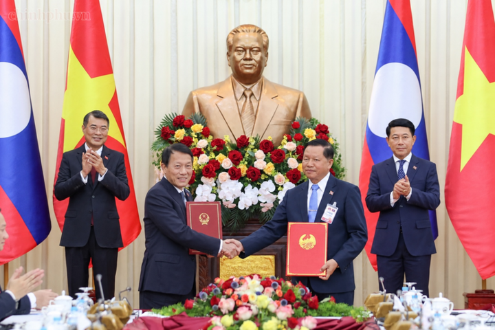 Thủ tướng Chính phủ Lào Saleumxay Kommasith và Thủ tướng Chính phủ Lê Minh Hưng chứng kiến các bộ, ngành, địa phương của hai nước trao các văn kiện hợp tác quan trọng.