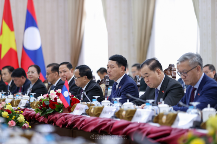 Thủ tướng Lào tin tưởng chuyến thăm sẽ góp phần đưa quan hệ hữu nghị vĩ đại, đoàn kết đặc biệt, hợp tác toàn diện, gắn kết chiến lược Lào - Việt Nam ngày càng đi vào chiều sâu, thiết thực và hiệu quả. Ảnh: chinhphu.vn/Nhật Bắc