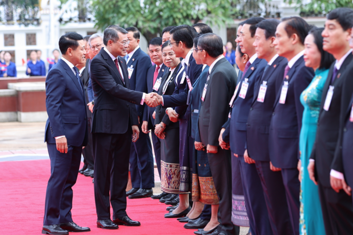 Thủ tướng Chính phủ Lào Saleumxay Kommasith giới thiệu với Thủ tướng Lê Minh Hưng thành phần phía Lào tham dự Lễ đón.