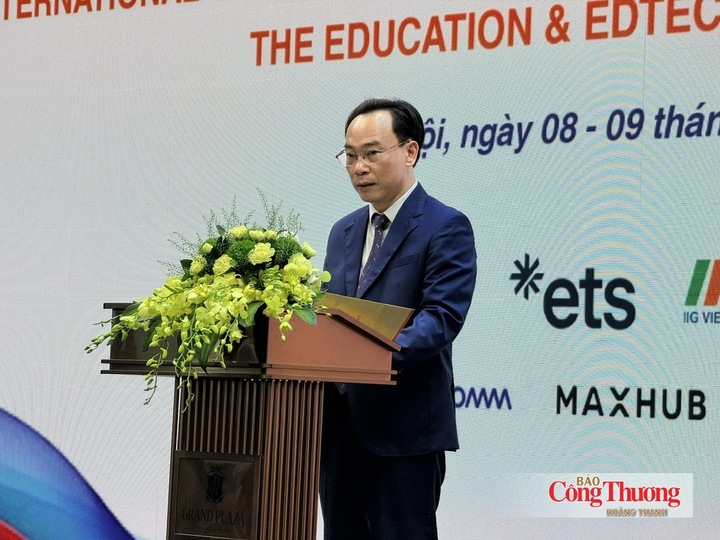 Bộ trưởng Bộ Giáo dục và Đào tạo Hoàng Minh Sơn phát biểu khai mạc hội nghị.