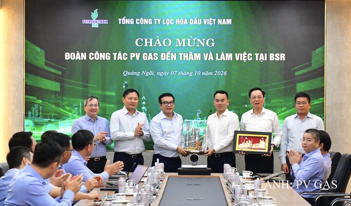 Lãnh đạo BSR trao quà lưu niệm cho lãnh đạo PV GAS.