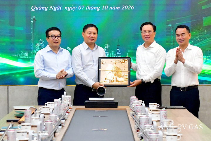 Chủ tịch HĐQT PV GAS Bùi Minh Tiến trao quà lưu niệm cho Chủ tịch HĐQT BSR Bùi Ngọc Dương.