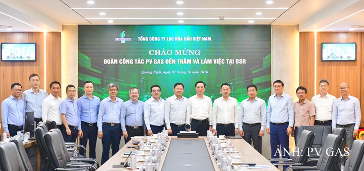 Lãnh đạo hai đơn vị chụp ảnh lưu niệm tại buổi làm việc.