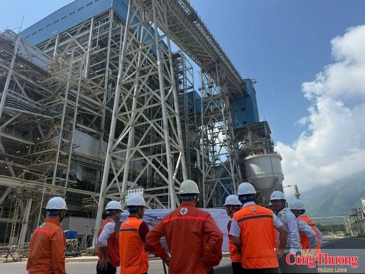 Các kỹ sư tại Nhà máy Nhiệt điện Quảng Trạch I nghiên cứu các phương án để sớm đưa Tổ máy số I sớm vào vận hành thương mại