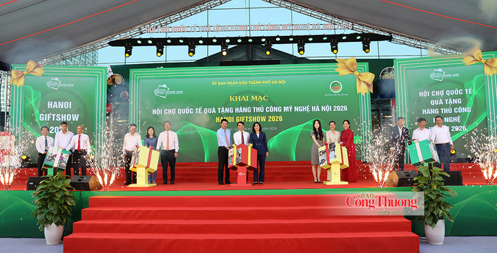 Các đại biểu bấm nút khai mạc hội chợ.