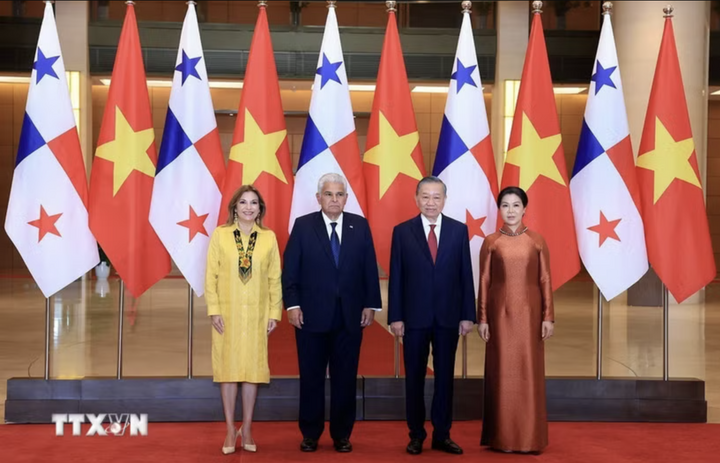 Tổng Bí thư, Chủ tịch nước Tô Lâm và Phu nhân cùng Tổng thống Cộng hòa Panama José Raúl Mulino và Phu nhân chụp ảnh chung. (Ảnh: Tuấn Anh/TTXVN.)