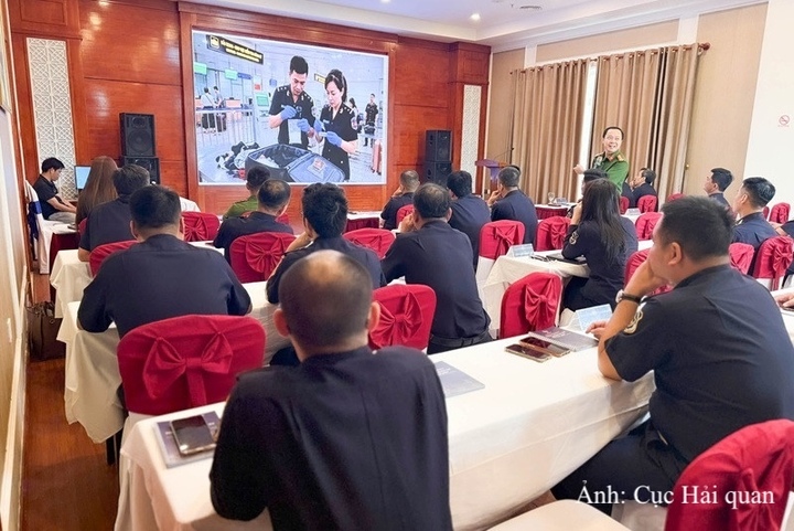 Tham gia giảng dạy, trao đổi chuyên môn còn có các báo cáo viên của Cục Cảnh sát điều tra tội phạm về ma túy (C04) và Học viện Cảnh sát nhân dân, Bộ Công an.
