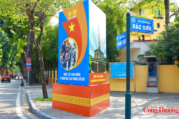 Cụm pano tuyên truyền kỷ niệm được dựng nổi bật tại góc giao lộ Bắc Sơn - Hoàng Diệu. Ảnh: Thanh Huyền