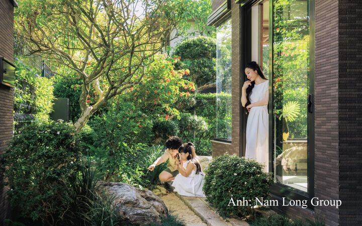 Kiến trúc tại Rivera Nagomi ứng dụng nghệ thuật “mượn cảnh” Shakkei kết hợp hệ sân vườn riêng, đưa mảng xanh và ánh sáng tự nhiên vào tận không gian sinh hoạt. Ảnh: Nam Long Group