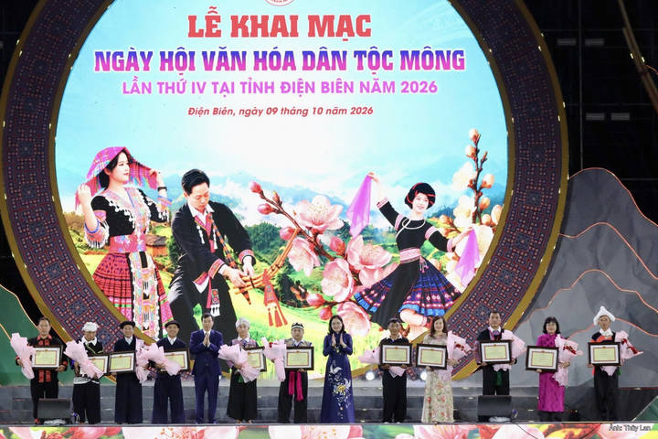 Thứ trưởng Bộ Văn hóa, Thể thao và Du lịch Trịnh Thị Thủy trao Bằng khen cho các nghệ nhân.
