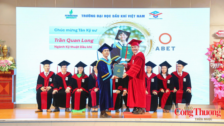 Tân Kỹ sư PVU nhận bằng tốt nghiệp trong lễ khai giảng.