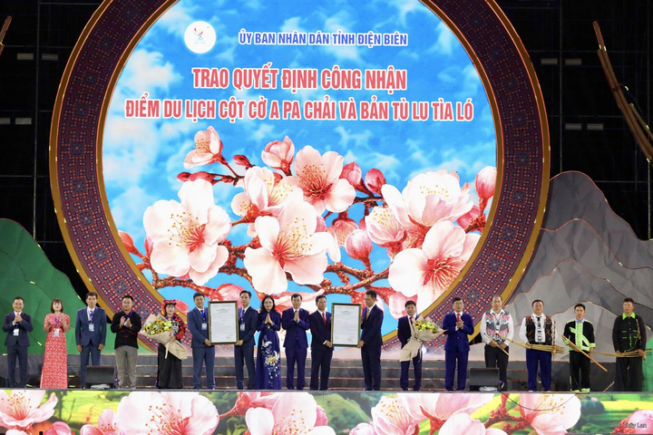 Thứ trưởng Bộ Văn hóa, Thể thao và Du lịch Trịnh Thị Thủy trao quyết định công nhận Điểm du lịch cột cờ A Pa Chải và bản Tù Lu Tìa Ló.