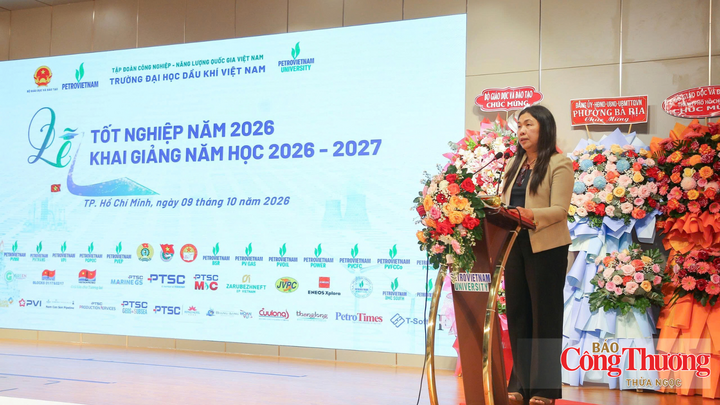 TS. Nguyễn Thị Thu Thủy, Phó Vụ trưởng Vụ Giáo dục Đại học (Bộ Giáo dục và Đào tạo) phát biểu tại buổi lễ.
