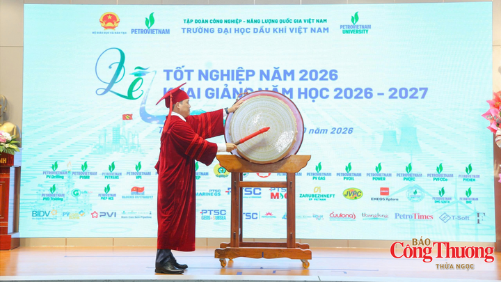 TS. Phan Minh Quốc Bình, Hiệu trưởng Trường Đại học Dầu khí Việt Nam thực hiện nghi thức đánh trống khai giảng năm học mới 2026 - 2027 với khí thế và quyết tâm thực hiện thắng lợi chủ đề "Đổi mới tư duy – Chuyển biến mạnh mẽ – Kết quả thực chất".