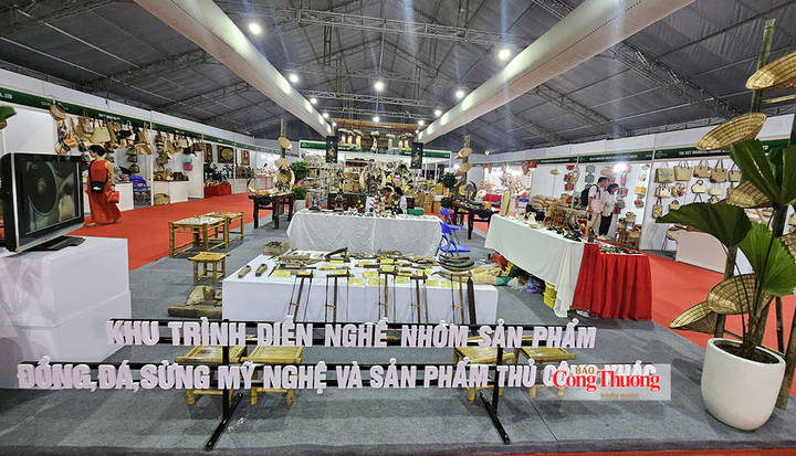 Không gian trình diễn nghề chế tác sản phẩm đồng, đá, sừng mỹ nghệ, giới thiệu những sản phẩm thủ công tinh xảo, giàu giá trị nghệ thuật.