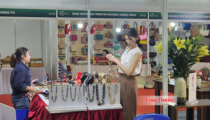 Không gian trưng bày sản phẩm thiết kế mới thể hiện sự kết hợp giữa truyền thống và sáng tạo thu hút du khách nước ngoài.