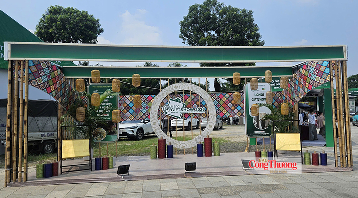 Không gian check-in bên ngoài Hanoi Giftshow 2026 được trang trí ấn tượng, mang đậm dấu ấn thủ công mỹ nghệ truyền thống.
