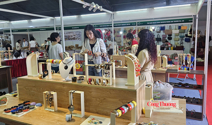 Du khách trong và ngoài nước tham quan lựa chọn các sản phẩm trang sức, phụ kiện thủ công với mẫu mã đa dạng.