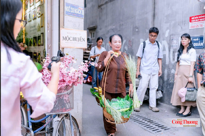 Gánh cốm rong được bà Hòa tái hiện trong không gian trải nghiệm cốm Mễ Trì.