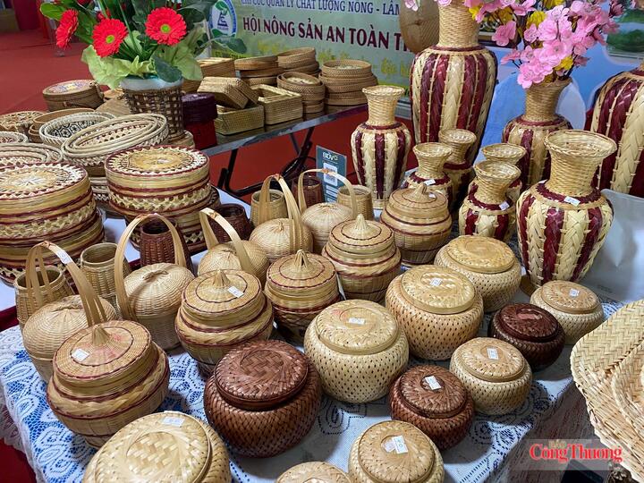 Đa dạng sản phẩm được làm bằng mây tre đan được trưng bày tại gian hàng (Ảnh: Nguyễn Việt).