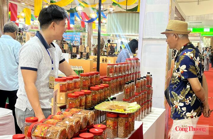 Sản phẩm muối tôm Hải Đăng được nhiều người tiêu dùng quan tâm tại hội chợ.