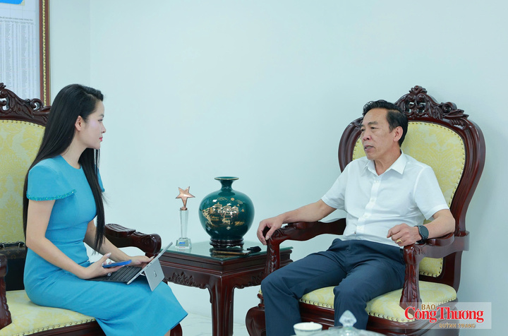 Giám đốc Sở Công Thương tỉnh Sơn La Hà Như Huệ (phải) trao đổi với phóng viên Báo Công Thương về các giải pháp để nâng cao chất lượng sản phẩm cà phê Sơn La, hướng tới xuất khẩu.