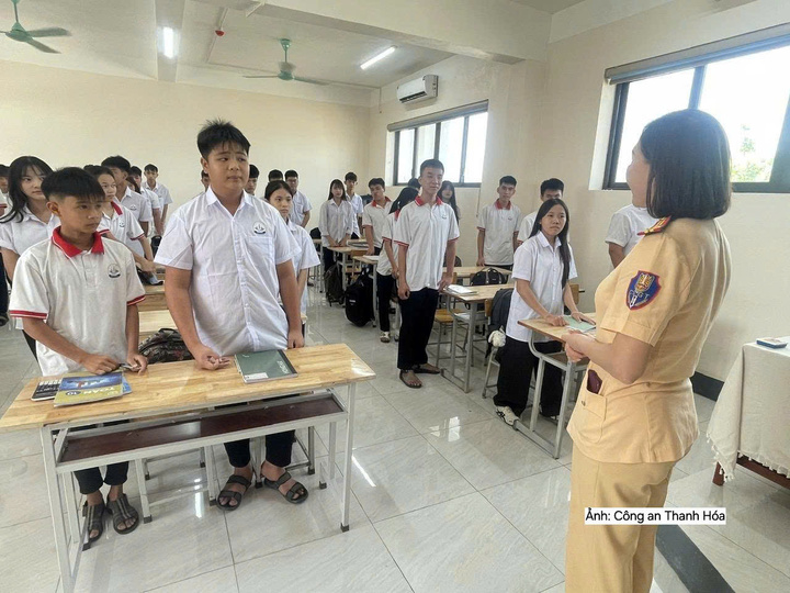 Cán bộ Phòng Cảnh sát giao thông Công an tỉnh Thanh Hóa tham quan mô hình và hướng dẫn cán bộ, giáo viên ứng dụng mô hình tuyên truyền trật tự an toàn giao thông cho học sinh.