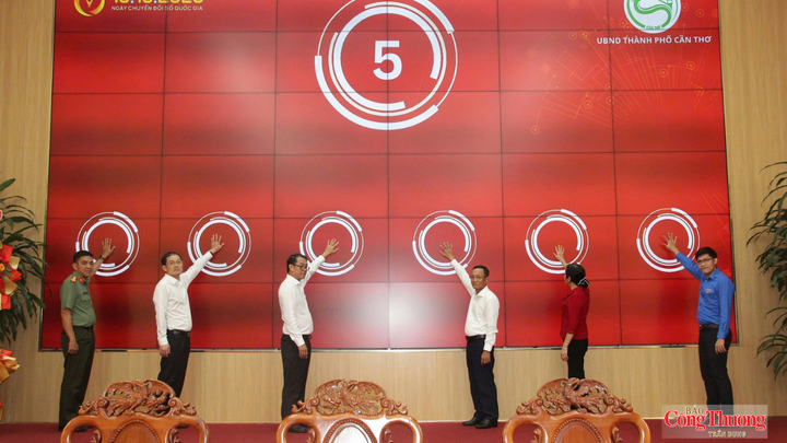Nghi thức phát động Chiến dịch “60 ngày ra quân đi từng ngõ, gõ từng nhà, hướng dẫn từng người dân kỹ năng số, sử dụng các dịch vụ số”.