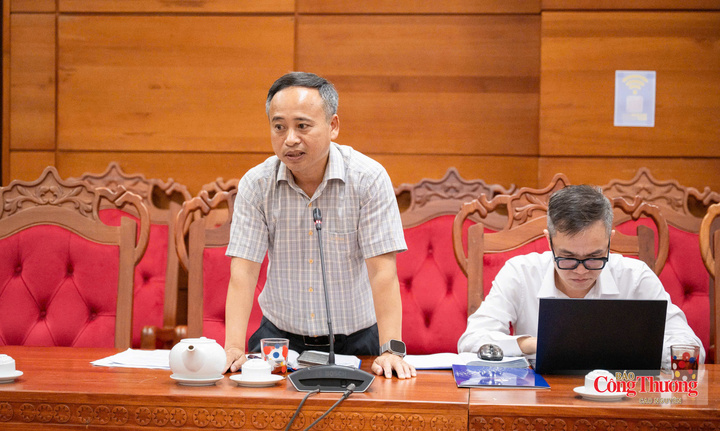 Ông Trần Văn Thuận, Giám đốc PC Đắk Lắk báo cáo về tình hình cung ứng điện phục vụ nhu cầu phát triển kinh tế - xã hội của tỉnh.