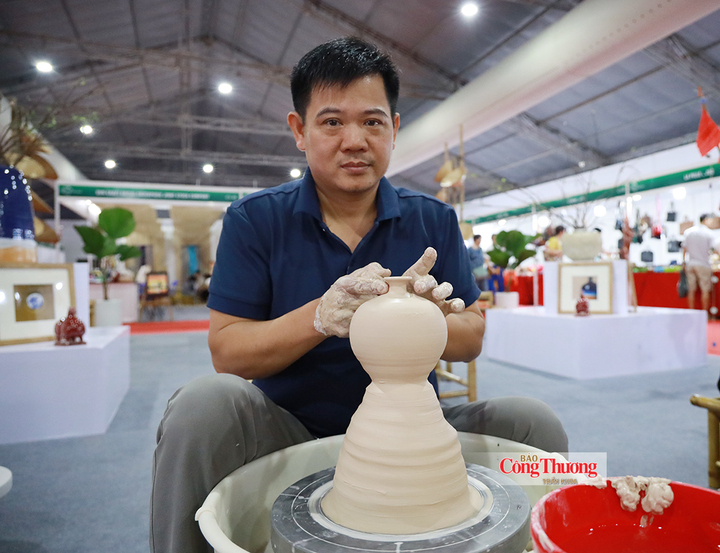 Hoạt động trình diễn nghề gốm sứ giúp khách tham quan tìm hiểu kỹ thuật chế tác của nghệ nhân.