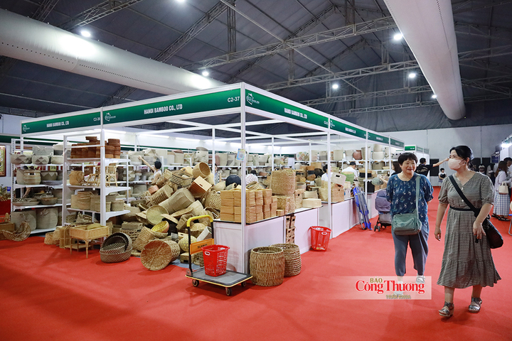 Gian hàng mây tre đan với nhiều sản phẩm thủ công đa dạng về kiểu dáng, mẫu mã.