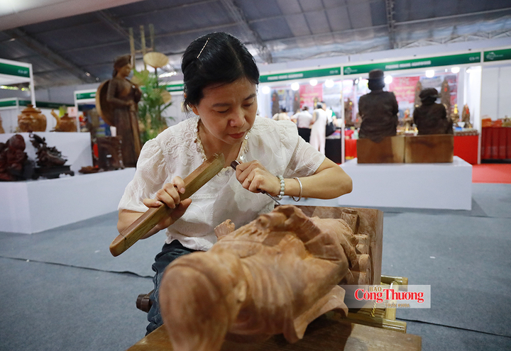 Hoạt động trình diễn nghề gỗ mỹ nghệ giúp khách tham quan tìm hiểu kỹ thuật chế tác của nghệ nhân.