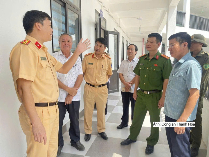 Lãnh đạo Phòng Cảnh sát giao thông và cấp ủy, chính quyền phường Đào Duy Từ trao đổi hiệu quả duy trì mô hình “Thông điệp số - Đường phố an toàn”.